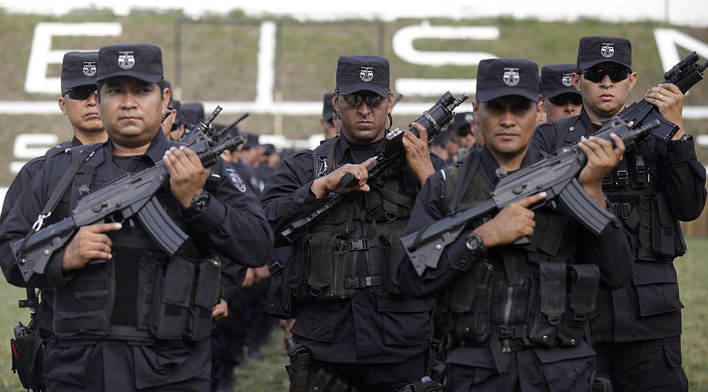 Een jaar noodtoestand in El Salvador: willekeurige arrestaties, foltering en overbevolkte gevangenissen